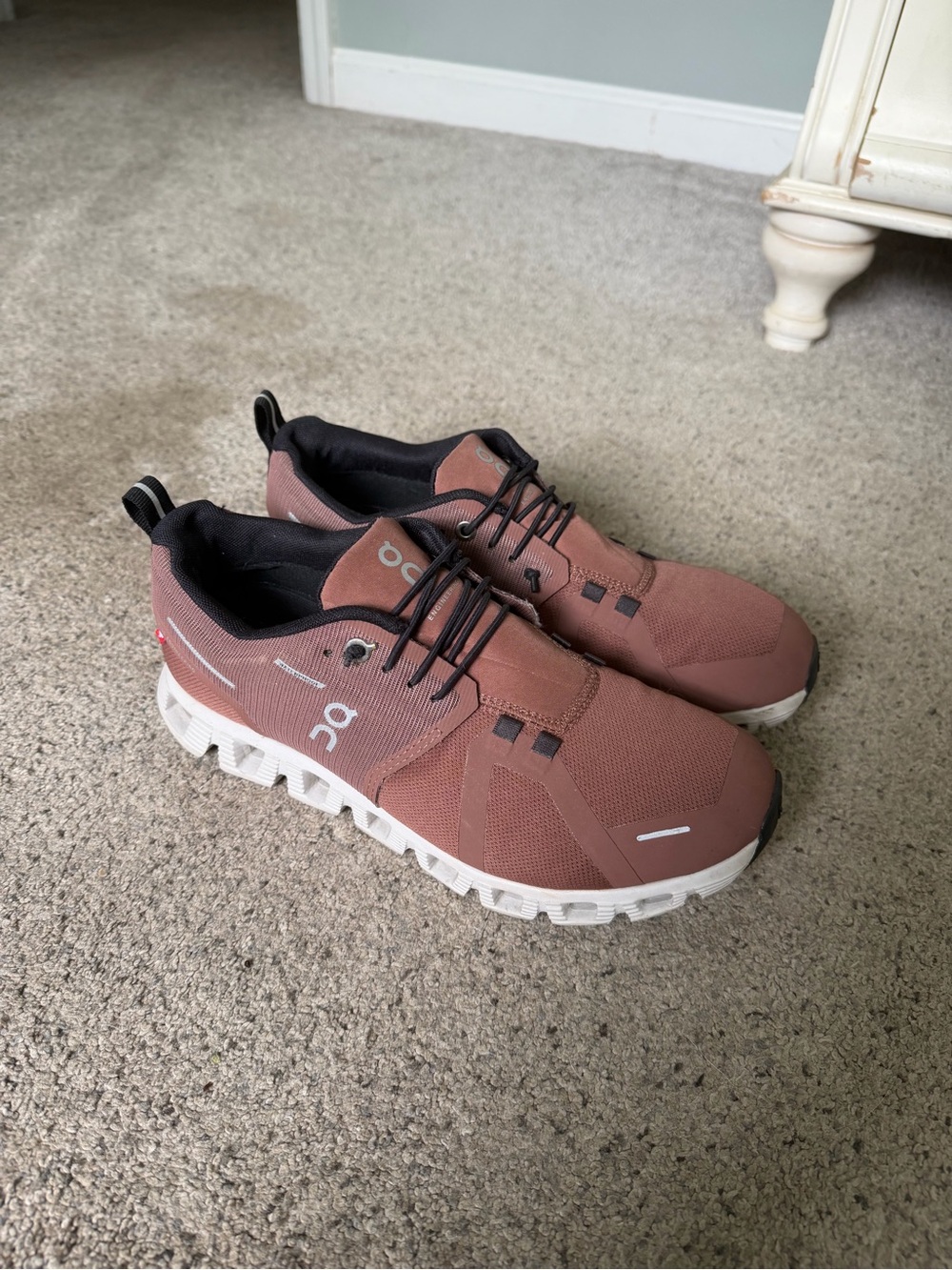 On Running Men’s Sneakers in Rust and White